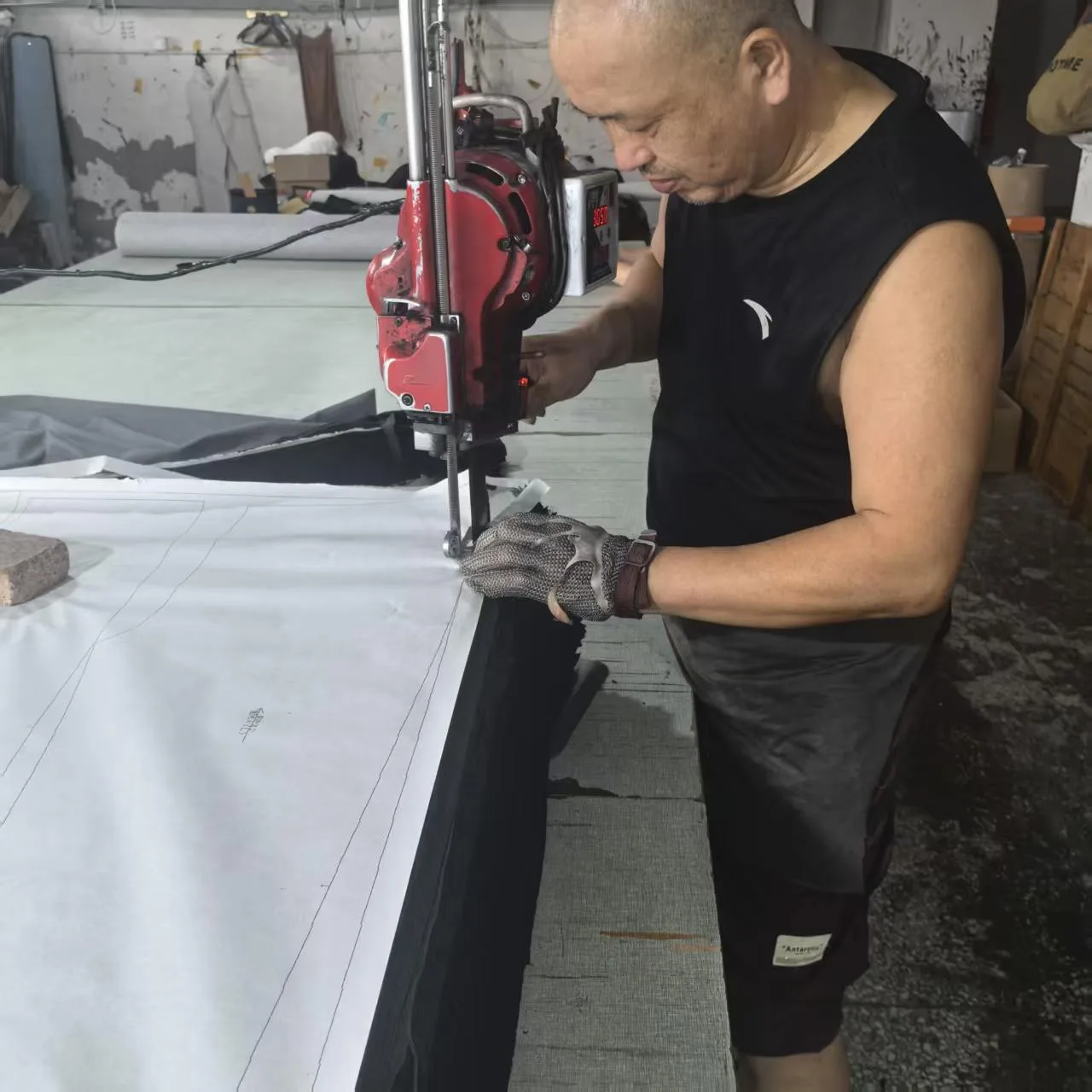 Experienced cutter working at the MANRALIN partner factory cutting table